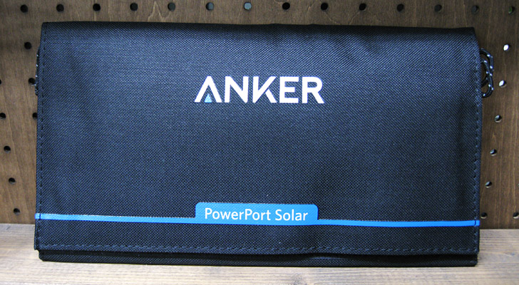 こちらがソーラーチャージャーの「Anker PowerPort Solar Lite」です。